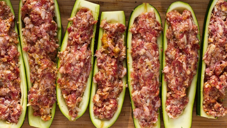 zucchine ripiene di carne e salsiccia