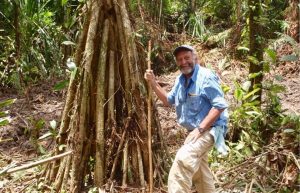 Il ricercatore Stephen Haggerty accanto al Pandanus Candelabrum, la pianta che cresce sopra i diamanti
