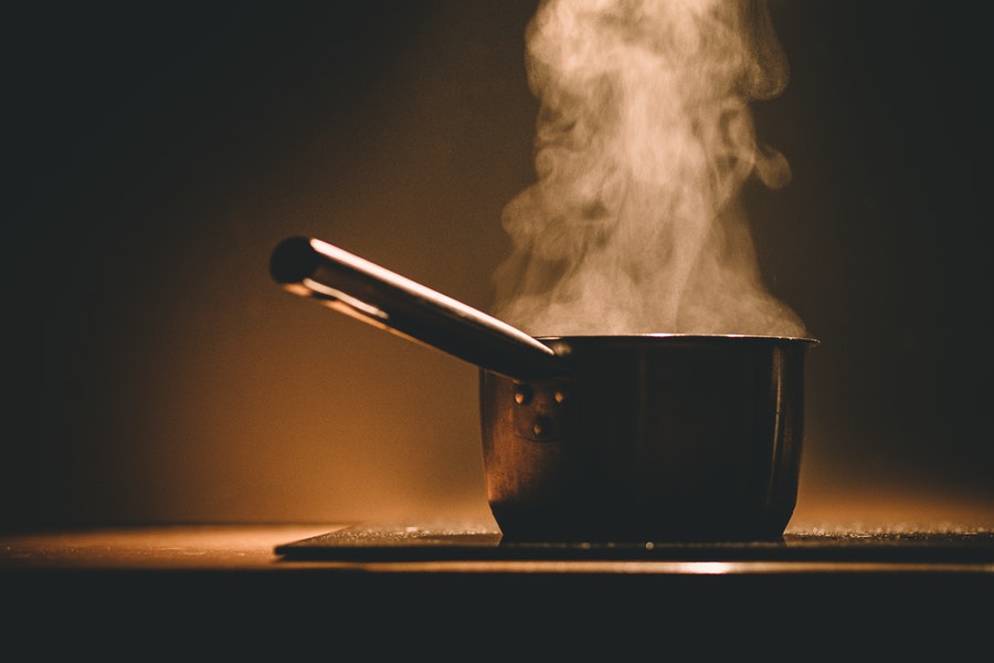 Studentesse americane cucinano la pasta senza acqua
