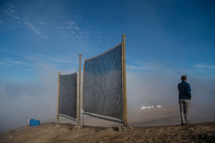Vecchio dispositivo cattura-acqua nel nord del Cile nebbia fonte di acqua pura in Cile