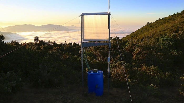 Prototipo del dispositivo cattura-acqua cileno nebbia possibile fonte di acqua pura
