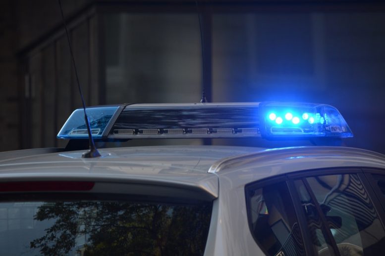 Due giovani uomini rubano un trattore e sfondano la vetrina di un supermarket