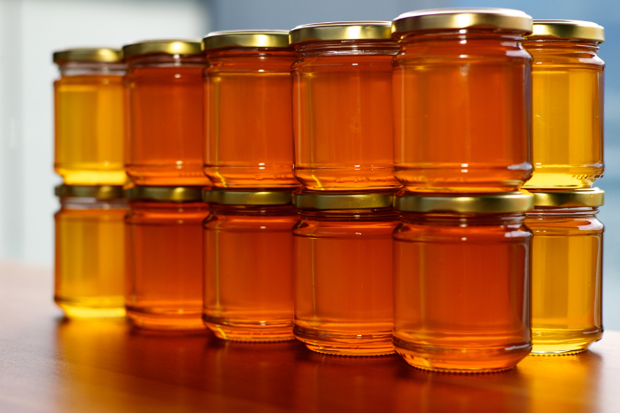 Il frutto del lavoro dell'apicoltore è il miele