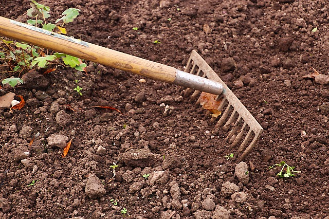 rastrello per giardinaggio