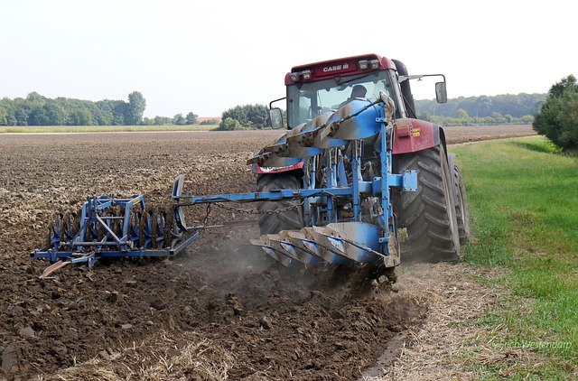 lavorazione del terreno con mezzo agricolo