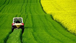 mezzo agricolo nel campo